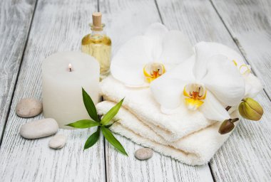 Spa Ürünleri ve beyaz orkide