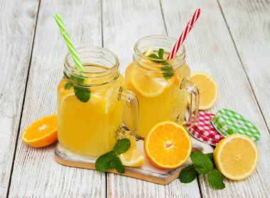 Kavanoz limonata ile