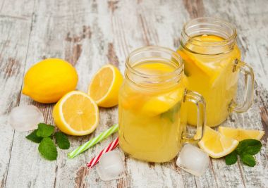 Kavanoz limonata ile