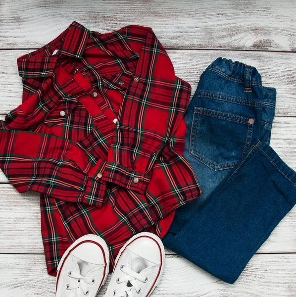 Шахматная рубашка и джинсы — стоковое фото