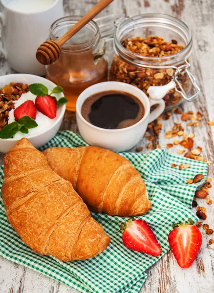 Croissant, kaffe, granola och jordgubbar — Stockfoto