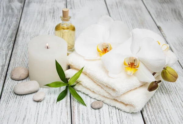 Lázeňských produktů a bílé orchideje — Stock fotografie