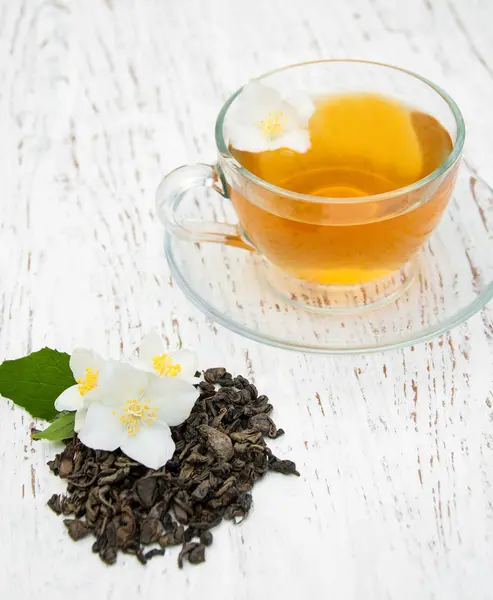 Taza de té con flores de jazmín —  Fotos de Stock