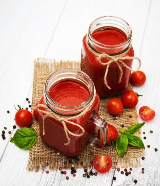 Kavanoz domates suyu ile