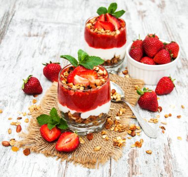 yoğurt ve granola kahvaltı için