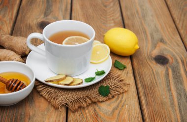Limonlu ve zencefilli çay.