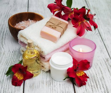 Alstroemeria çiçekler ile Spa kompozisyon