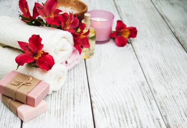 Alstroemeria çiçekler ile Spa kompozisyon