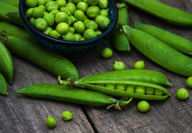 bir tabloda yeşil bezelye