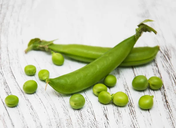 Pois verts sur une table — Photo