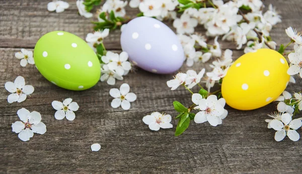 イースターの卵と春の花 — ストック写真