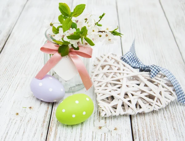 Huevos de Pascua y flor de primavera — Foto de Stock