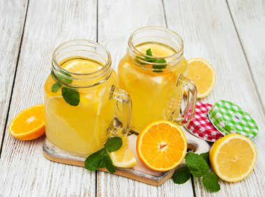 Kavanoz limonata ile
