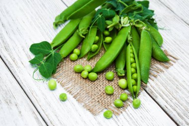 bir tabloda yeşil bezelye