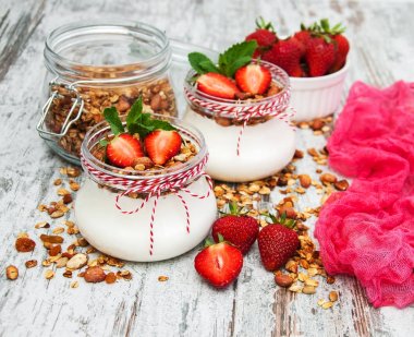 yoğurt ve granola kahvaltı için