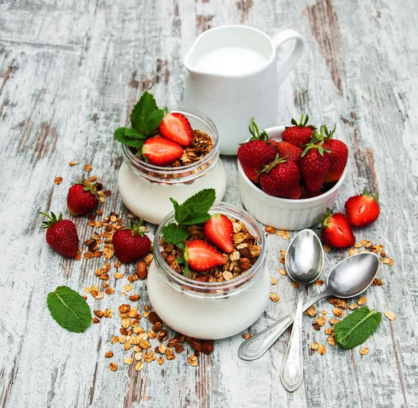 Yogourt et granola pour le petit déjeuner — Photo