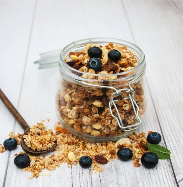 Yaban mersini ile ev yapımı granola