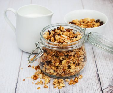 kavanoz içinde ev yapımı granola