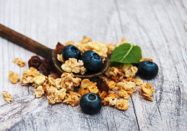 Yaban mersini ile ev yapımı granola