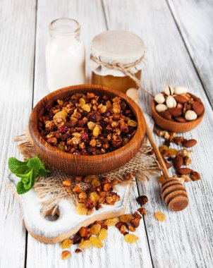 Bir tablo üzerinde ev yapımı granola