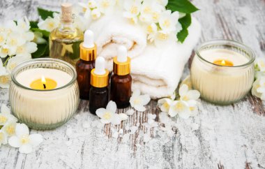 Masaj yağları ve Yasemin çiçekleri