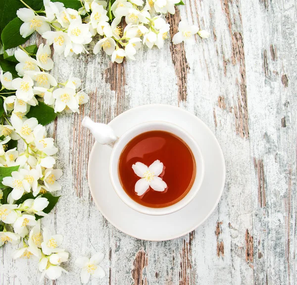 Tazza di tè con fiori di gelsomino — Foto Stock