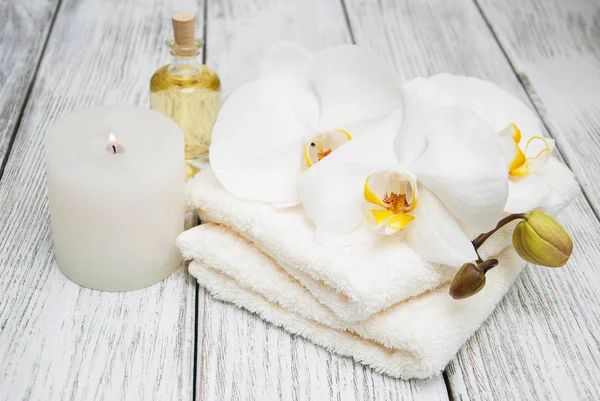 Productos de spa y orquídeas blancas —  Fotos de Stock