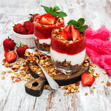 yoğurt ve granola kahvaltı için