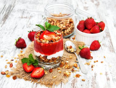 yoğurt ve granola kahvaltı için