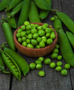 bir tabloda yeşil bezelye