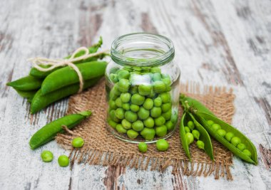 bir tabloda yeşil bezelye