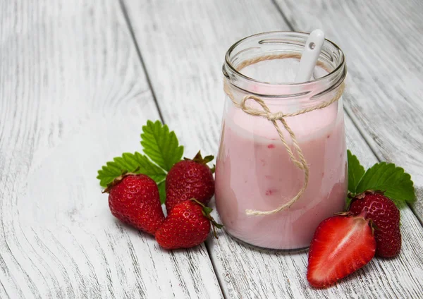 Yoghurt met verse aardbeien — Stockfoto