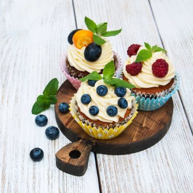 taze çilek ile cupcakes