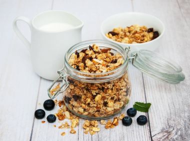 Yaban mersini ile ev yapımı granola