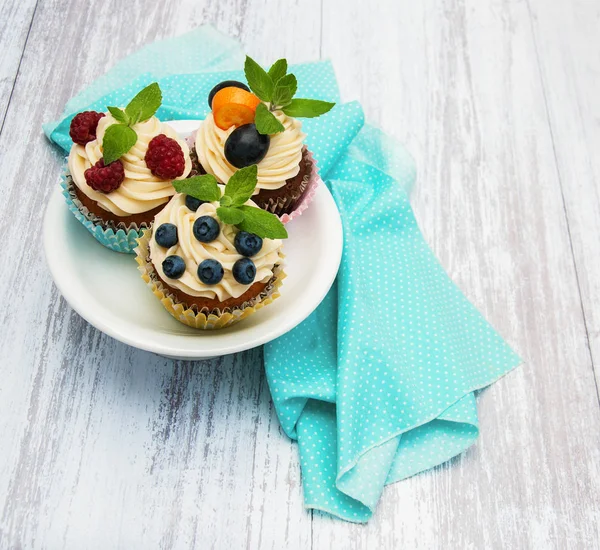 Cupcakes with fresh berries — Stock Photo, Image