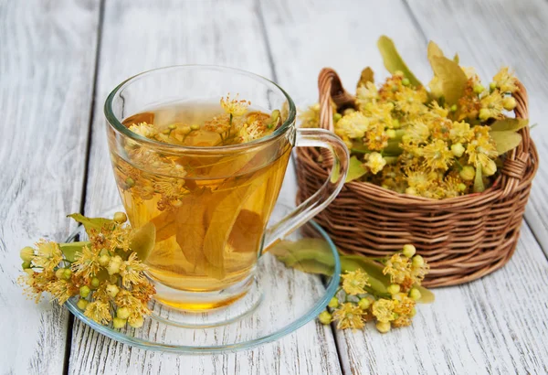 Filiżanka herbaty ziołowej z kwiatami lipy — Zdjęcie stockowe