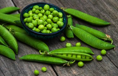 bir tabloda yeşil bezelye