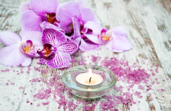 Svíčka s orchidejemi — Stock fotografie