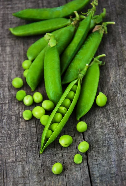 Green peas on a table — Stock Photo, Image