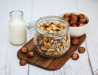 kavanoz içinde ev yapımı granola