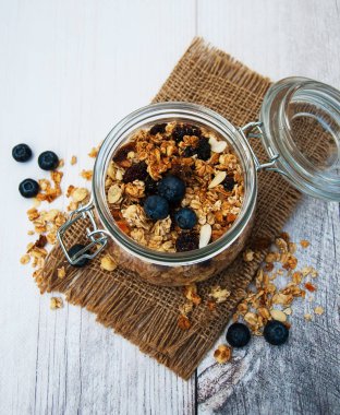 kavanoz içinde ev yapımı granola 