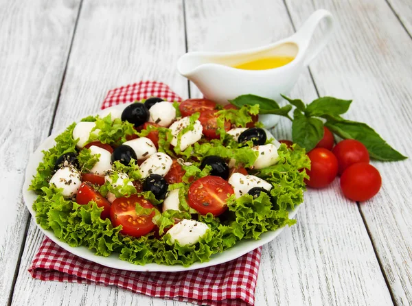 Sallad med mozarella ost och grönsaker — Stockfoto