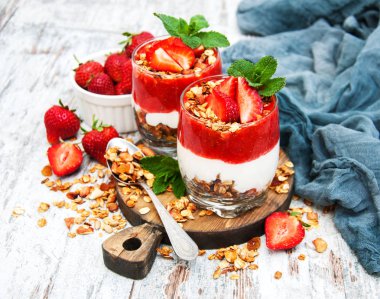 yoğurt ve granola kahvaltı için