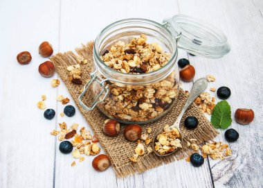 kavanoz içinde ev yapımı granola