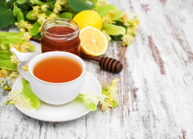 Bir fincan ıhlamur çiçekli bitki çayı.