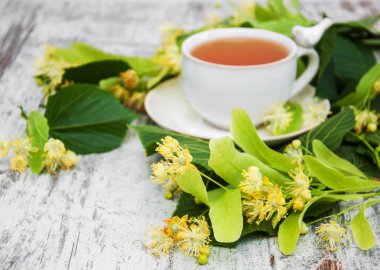 Bir fincan ıhlamur çiçekli bitki çayı.