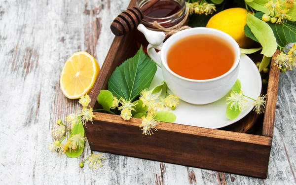 Чашка трав'яного чаю з квітами липи — стокове фото
