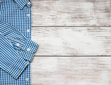 Bir tablo üzerinde kareli gömlek