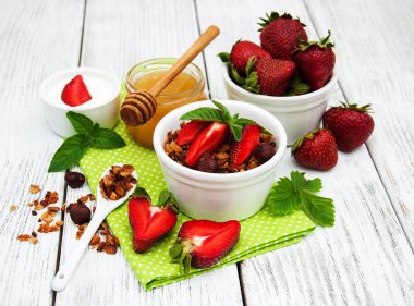 Çilek ile ev yapımı granola