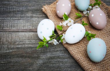 Paskalya yumurtaları ve bahar çiçeği